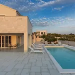 Stina Jezera, Murter Villa