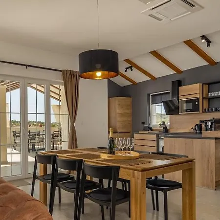 Stina Jezera, Murter