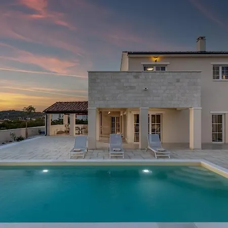 Stina Jezera, Murter Vila *