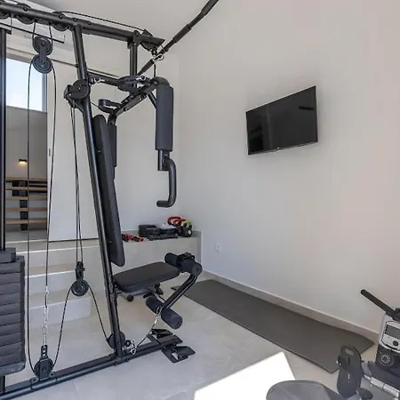 Stina Jezera, Murter Vila