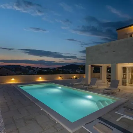 Stina Jezera, Murter