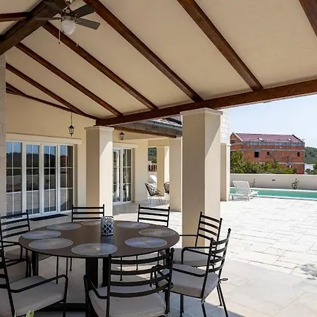 Stina Jezera, Murter Villa