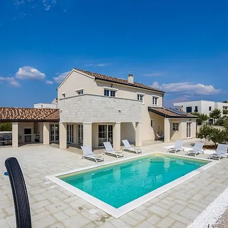 Stina Jezera, Murter