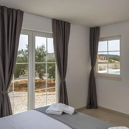 Stina Jezera, Murter *