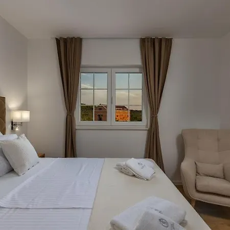 Stina Jezera, Murter