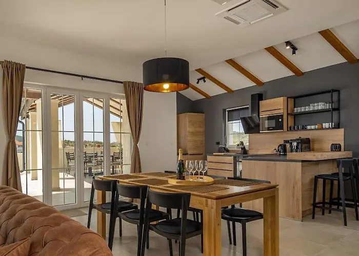 Stina Jezera, Murter