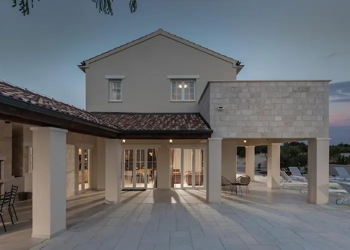 Stina Jezera, Murter