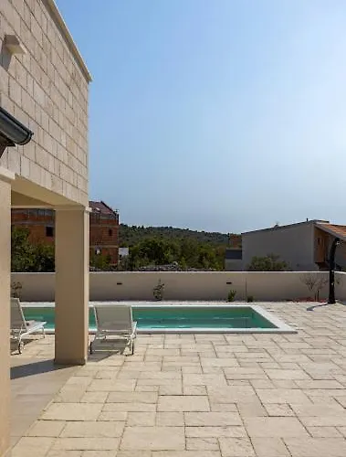 Stina Jezera, Murter