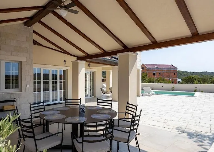 Stina Jezera, Murter Villa