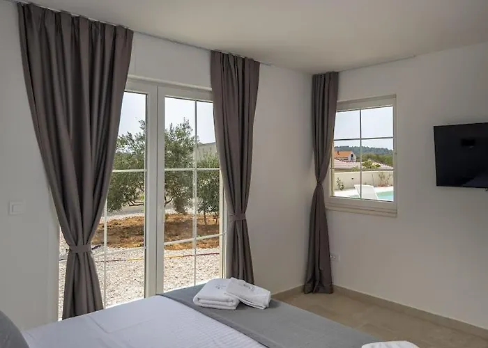 Stina Jezera, Murter *