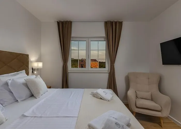 Stina Jezera, Murter